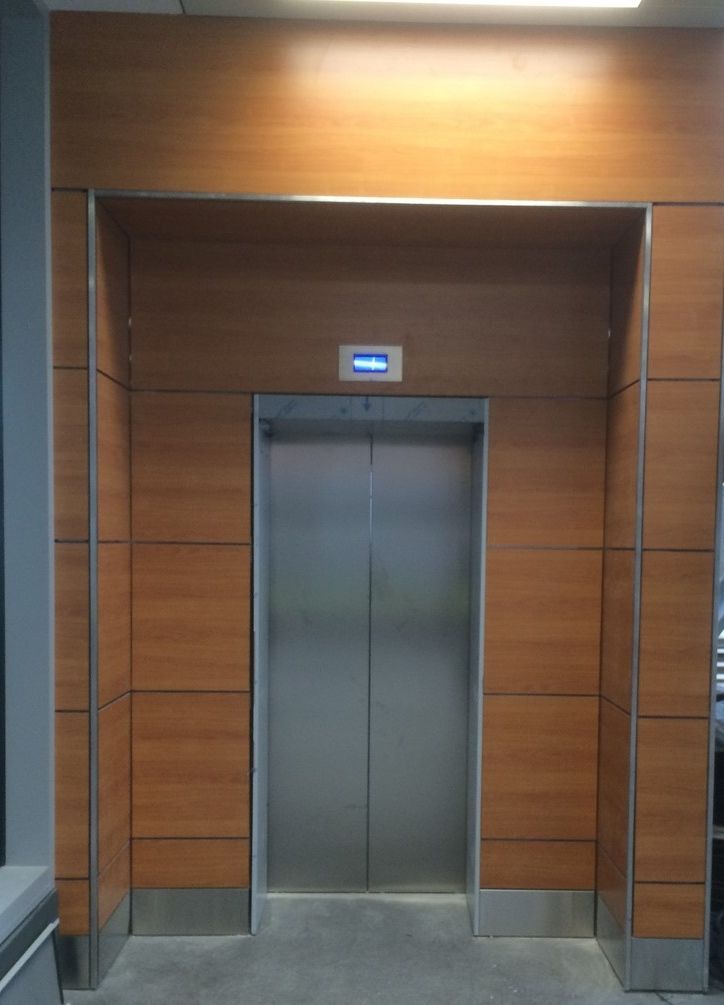 Aéroport de Orly  (Paris) - Habillage muraux en stratifié compact accès ascenseur